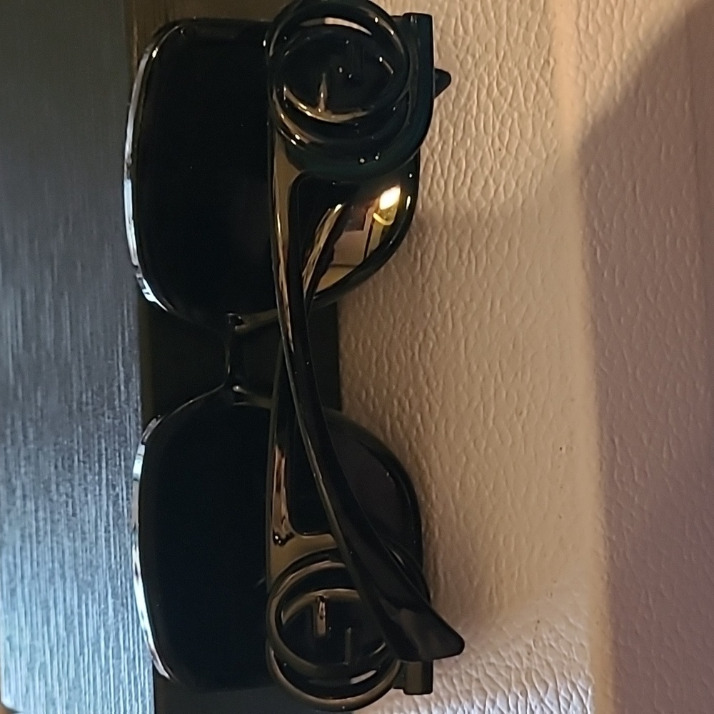 Gucci Black Sunglasses (or Free) not R